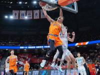 开云体育官网-上海男篮战绩不佳，球迷疑虑主教练能否执教