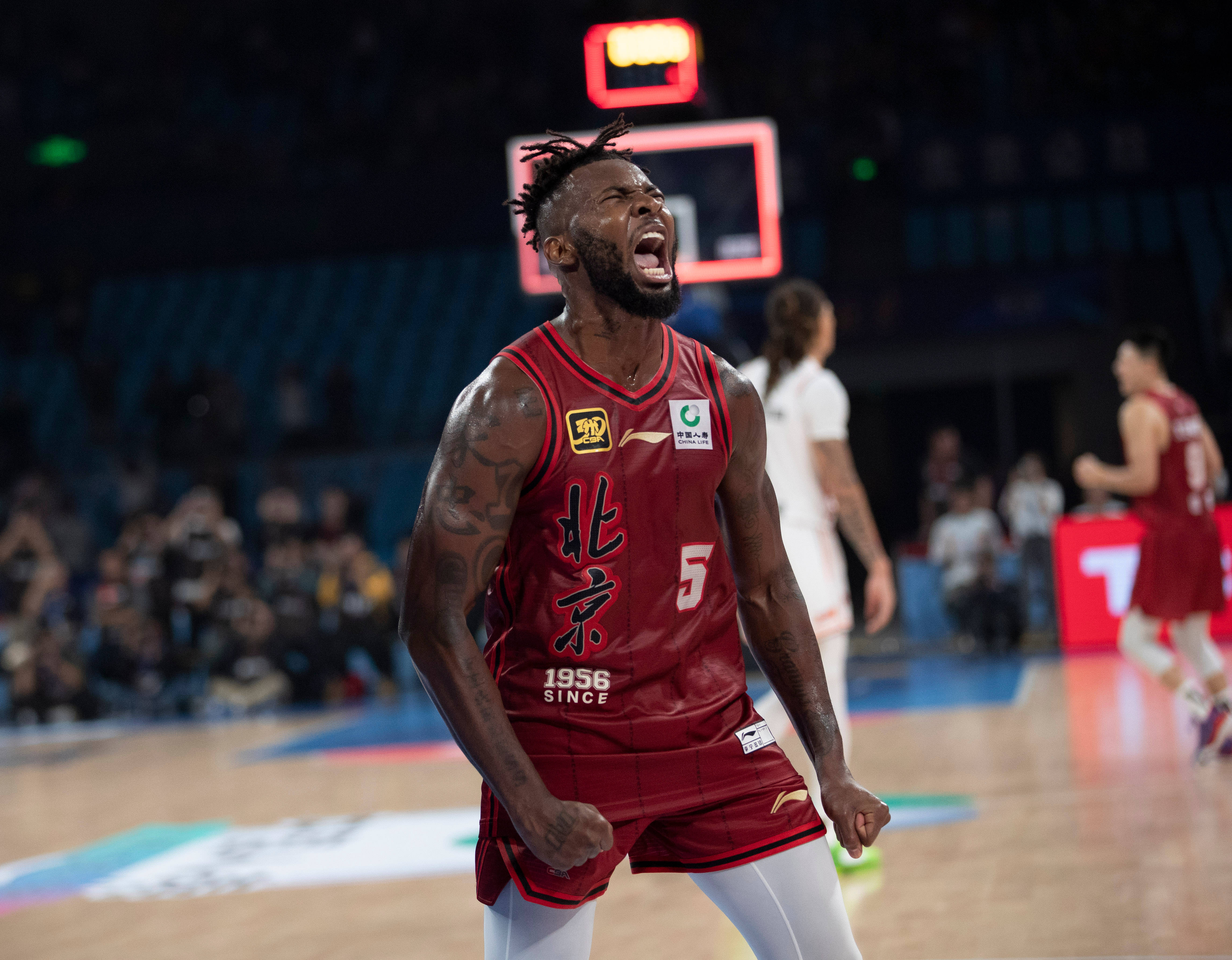 上海队主场击败山西，夺得胜利