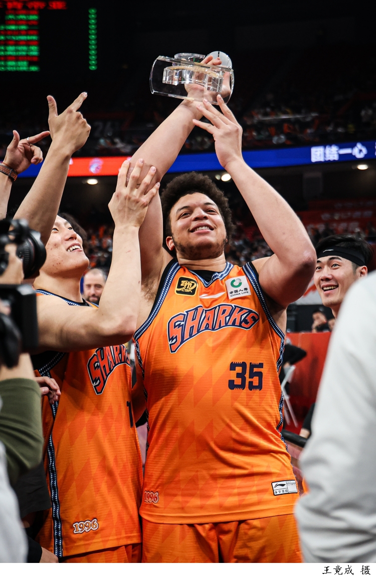 上海队主场击败山西，夺得胜利