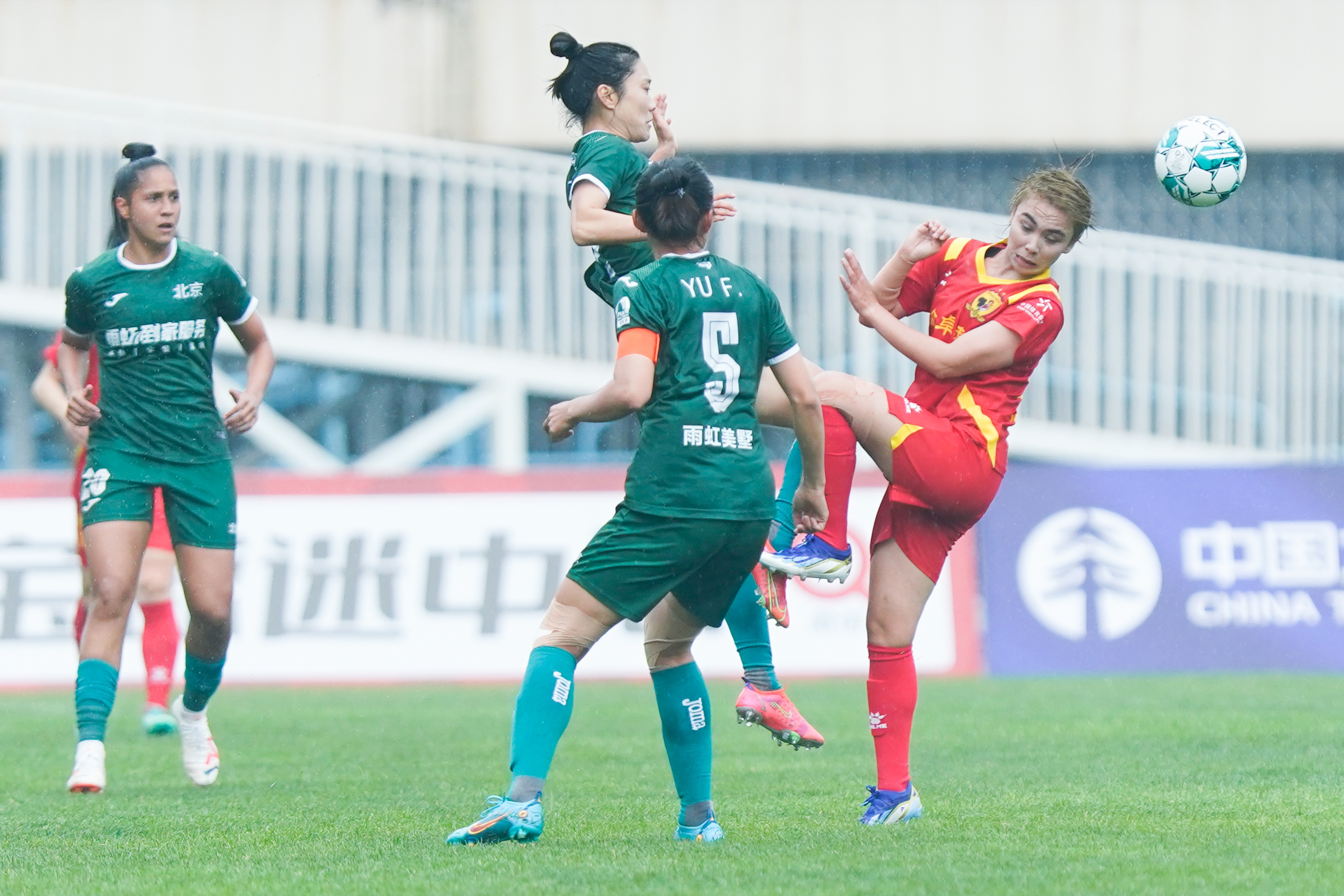 女足联赛热火开赛，各队实力对抗展开