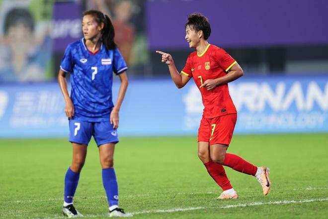 中国女足队员技艺出众，赢得掌声