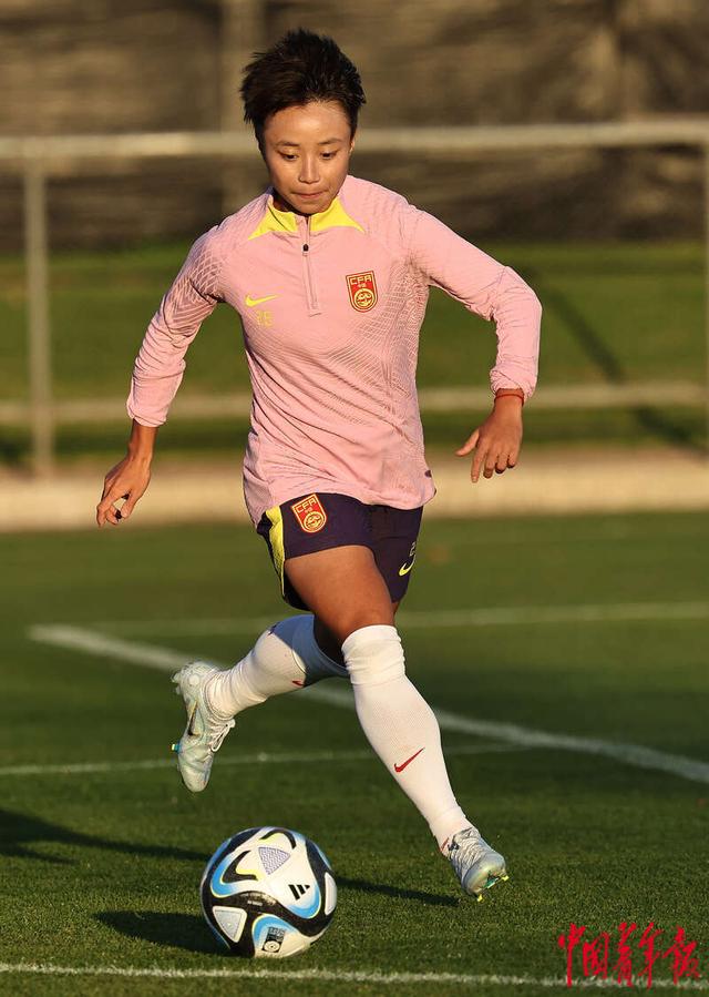中国女足队员技艺出众，赢得掌声