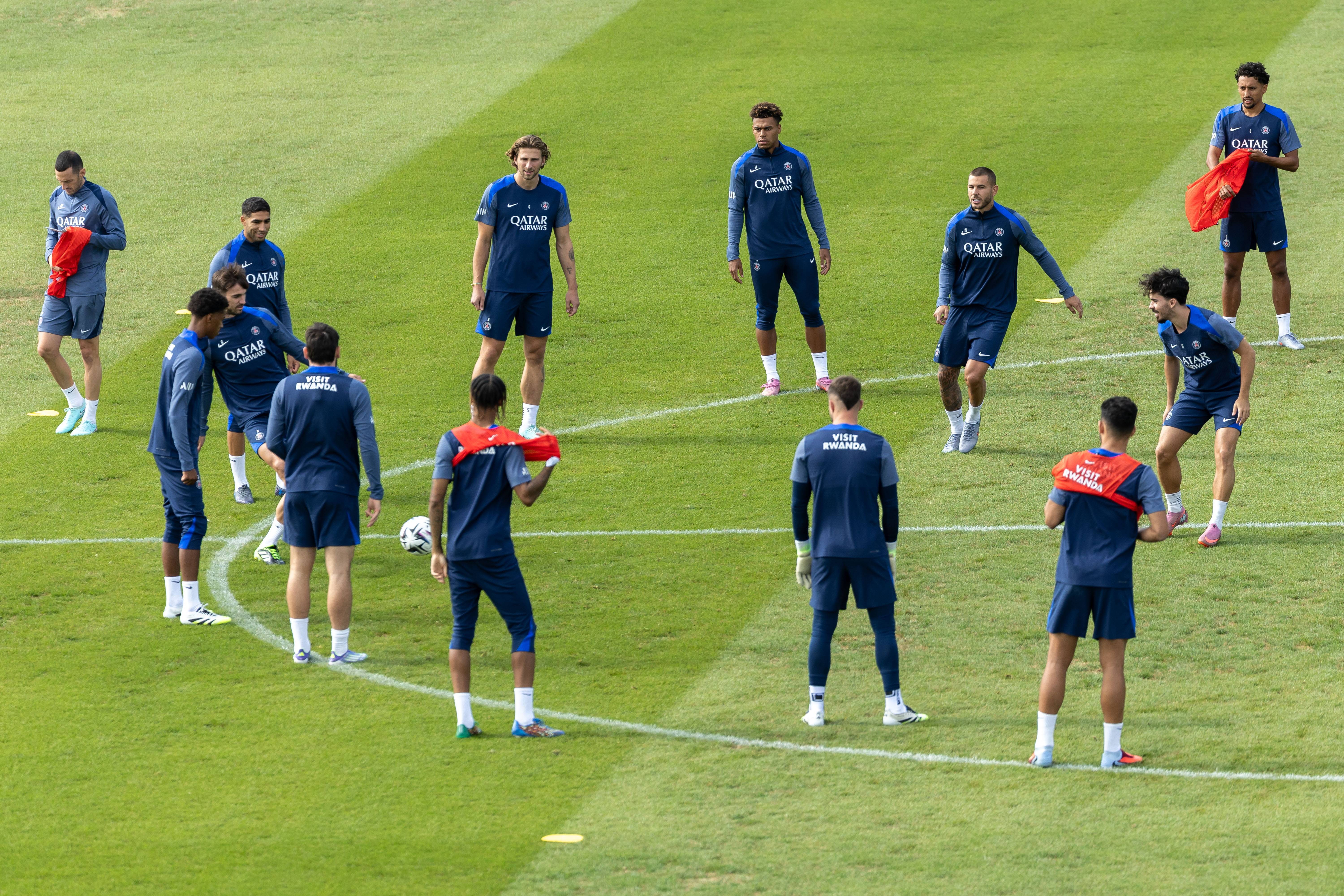 包含里昂客场战胜巴黎圣日耳曼领头羊不可战胜的词条