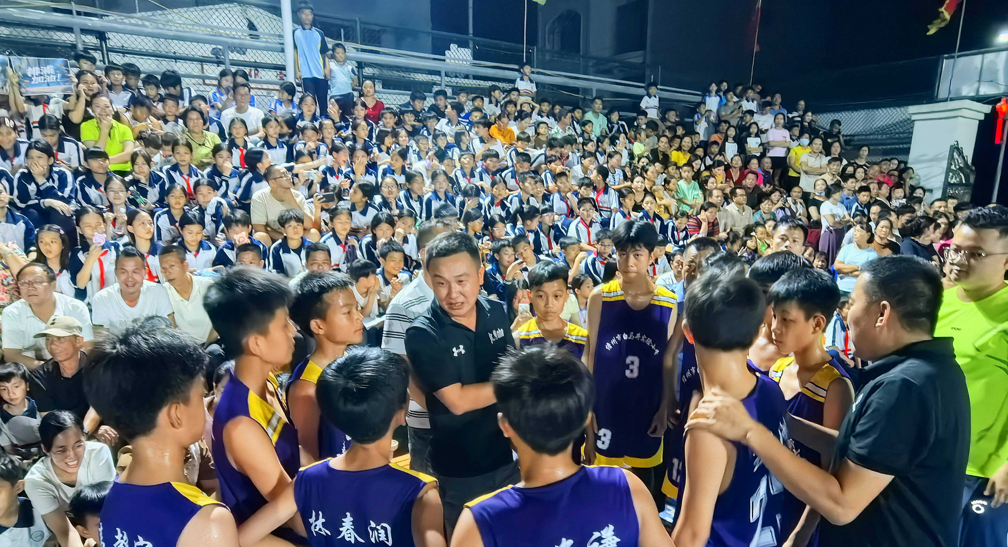 关于篮球比赛现场粉丝饱受热情感染的信息