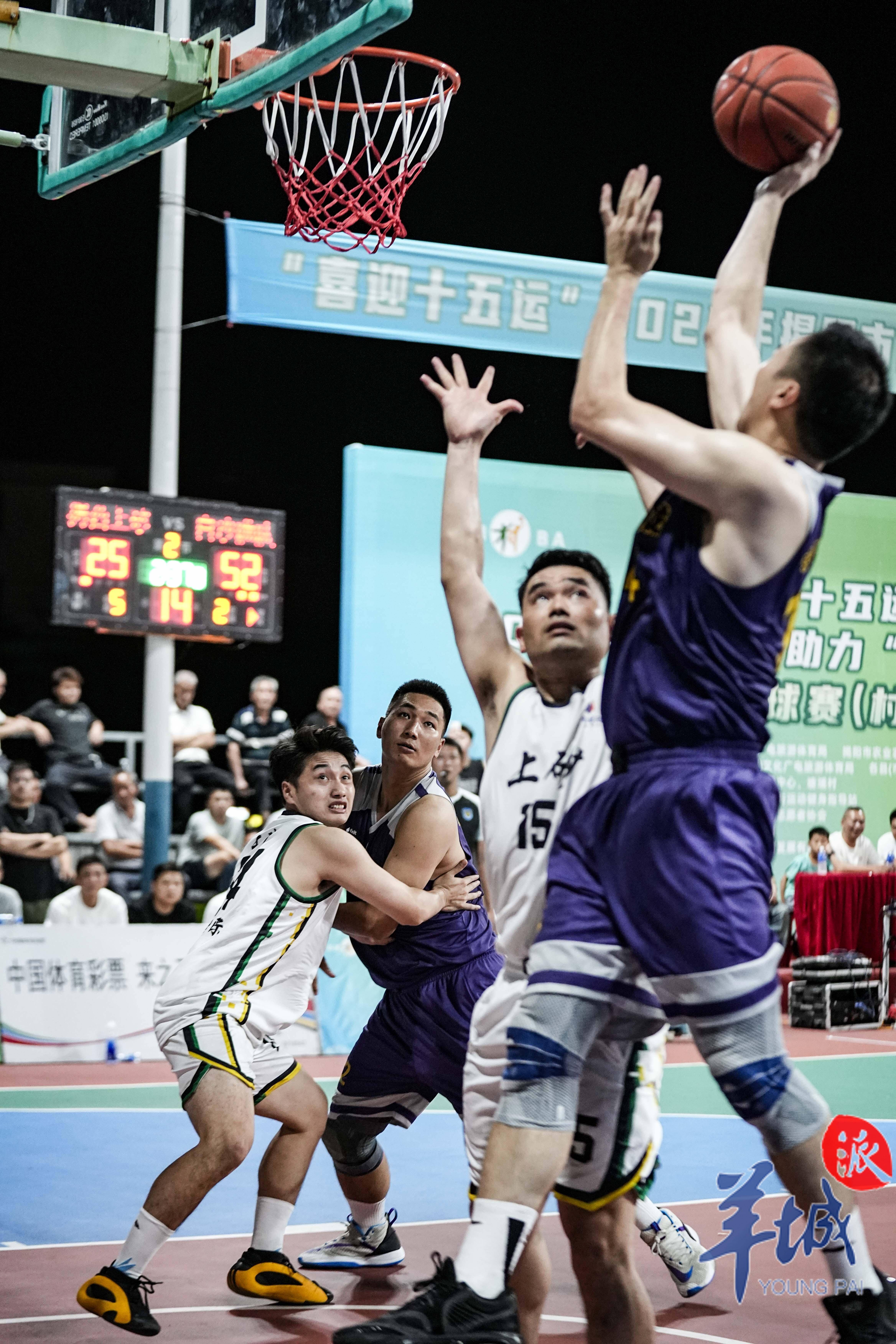 关于篮球比赛现场粉丝饱受热情感染的信息