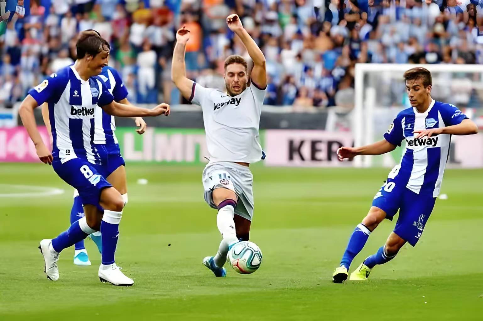 关于西甲赛场上双方争夺胜利，局势胶着的信息