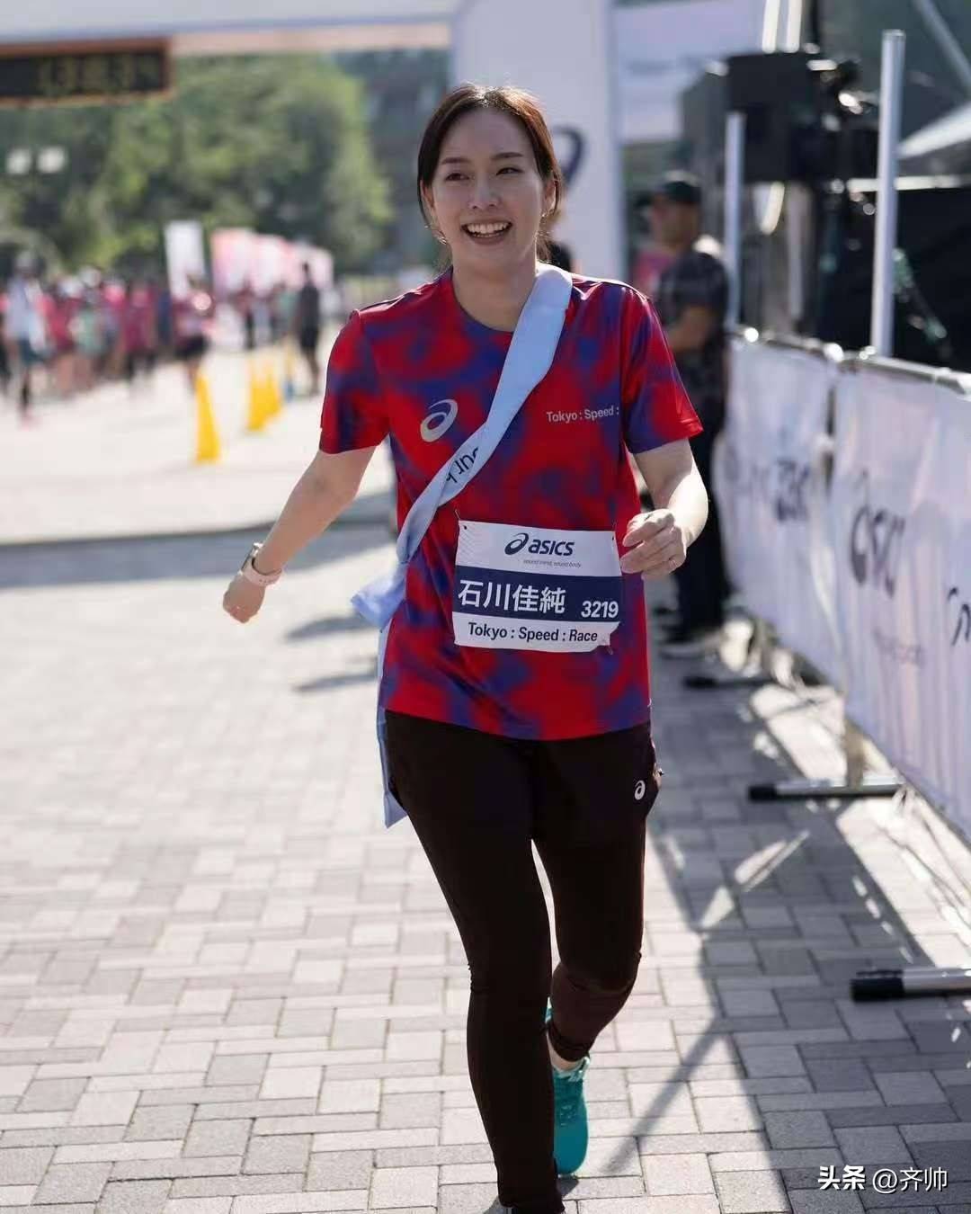 英姿飒爽!举重选手重量级掌控比赛 英姿飒爽!举重选手重量级掌控比赛