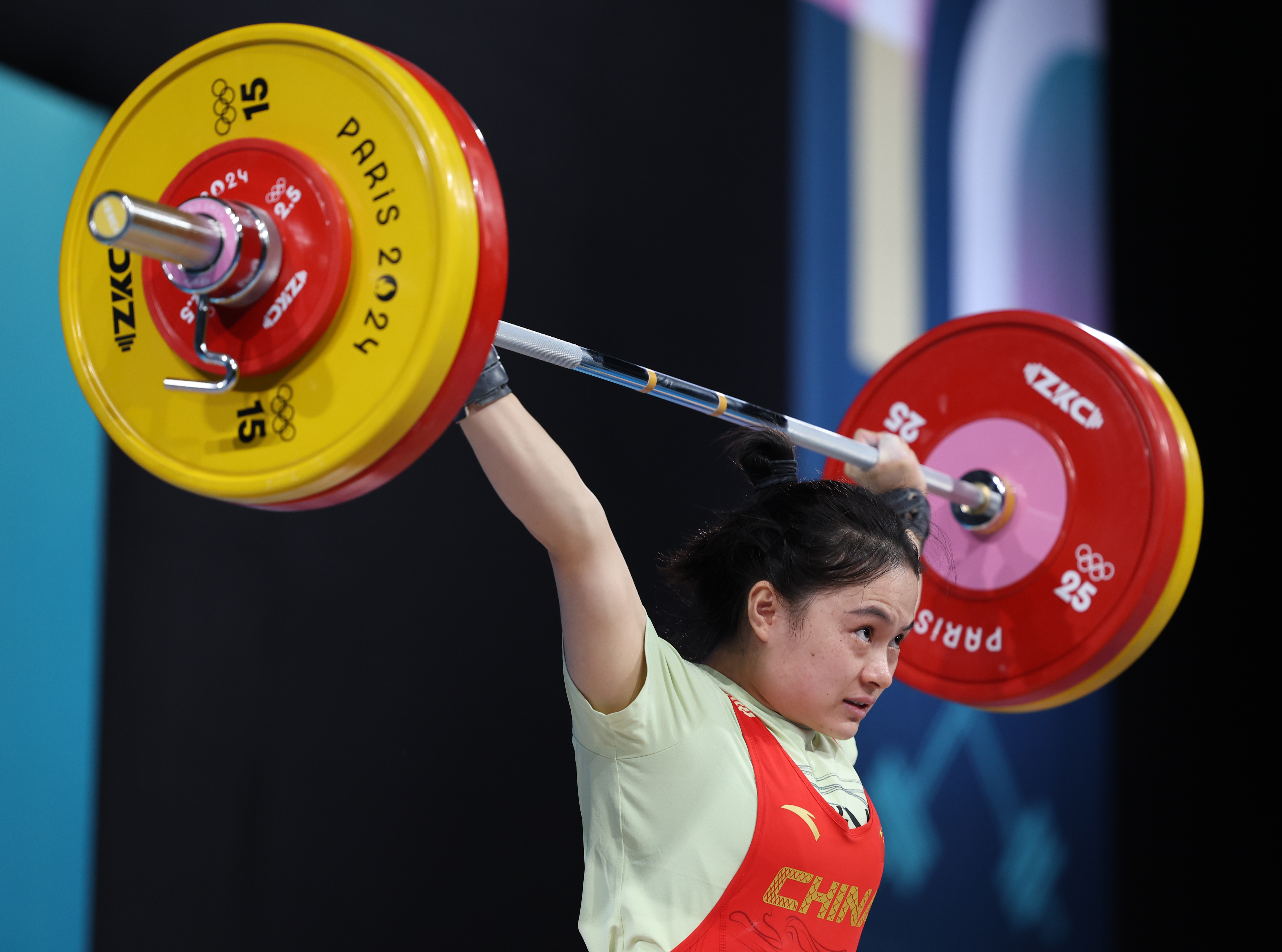 英姿飒爽!举重选手重量级掌控比赛 英姿飒爽!举重选手重量级掌控比赛