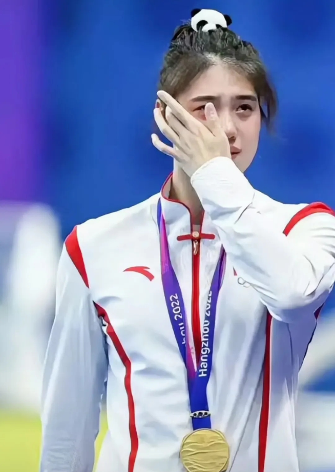 包含加油中国！运动员展现坚韧毅力，争取金牌！的词条