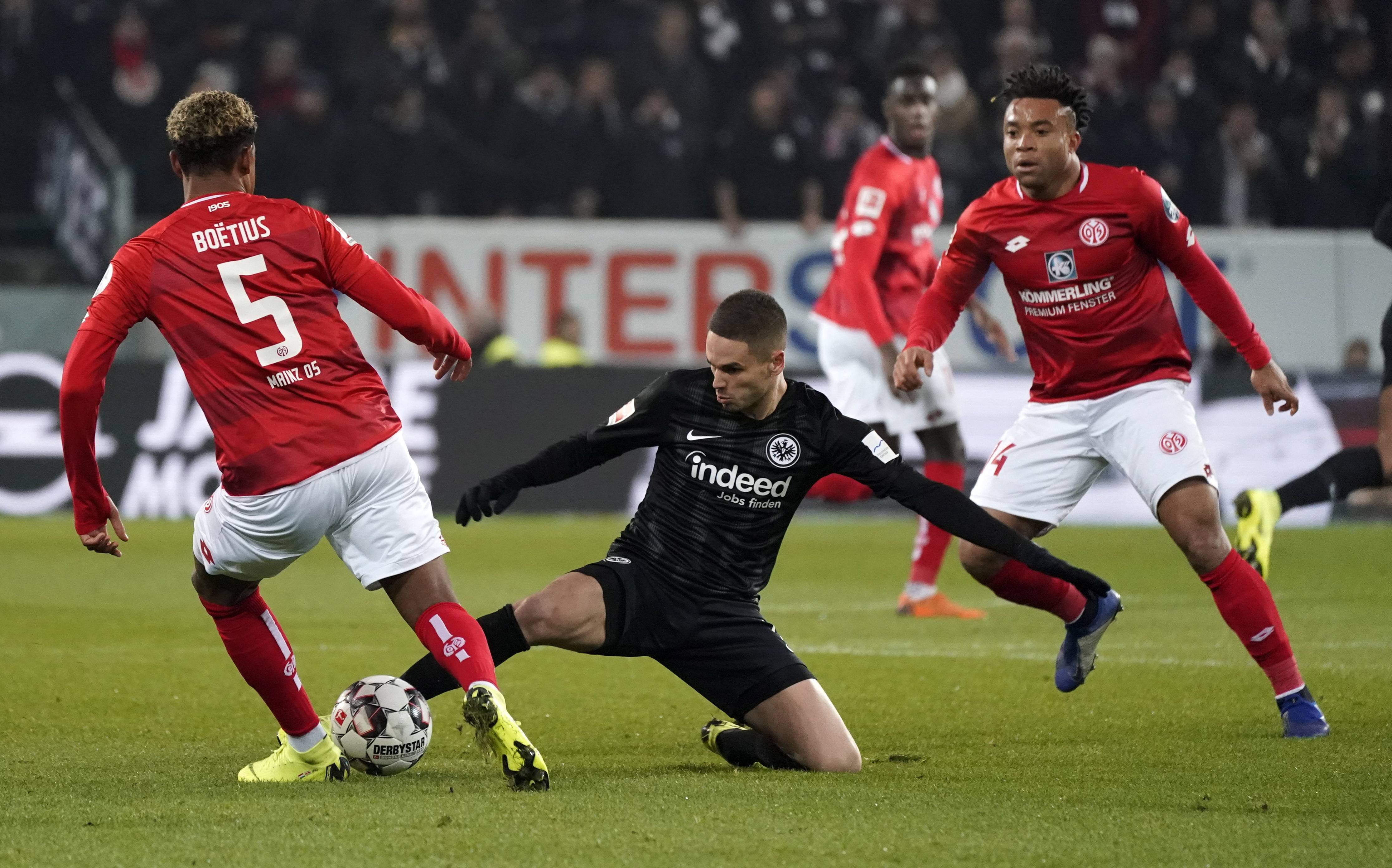 包含奥格斯堡客场打平，积分稳定的词条