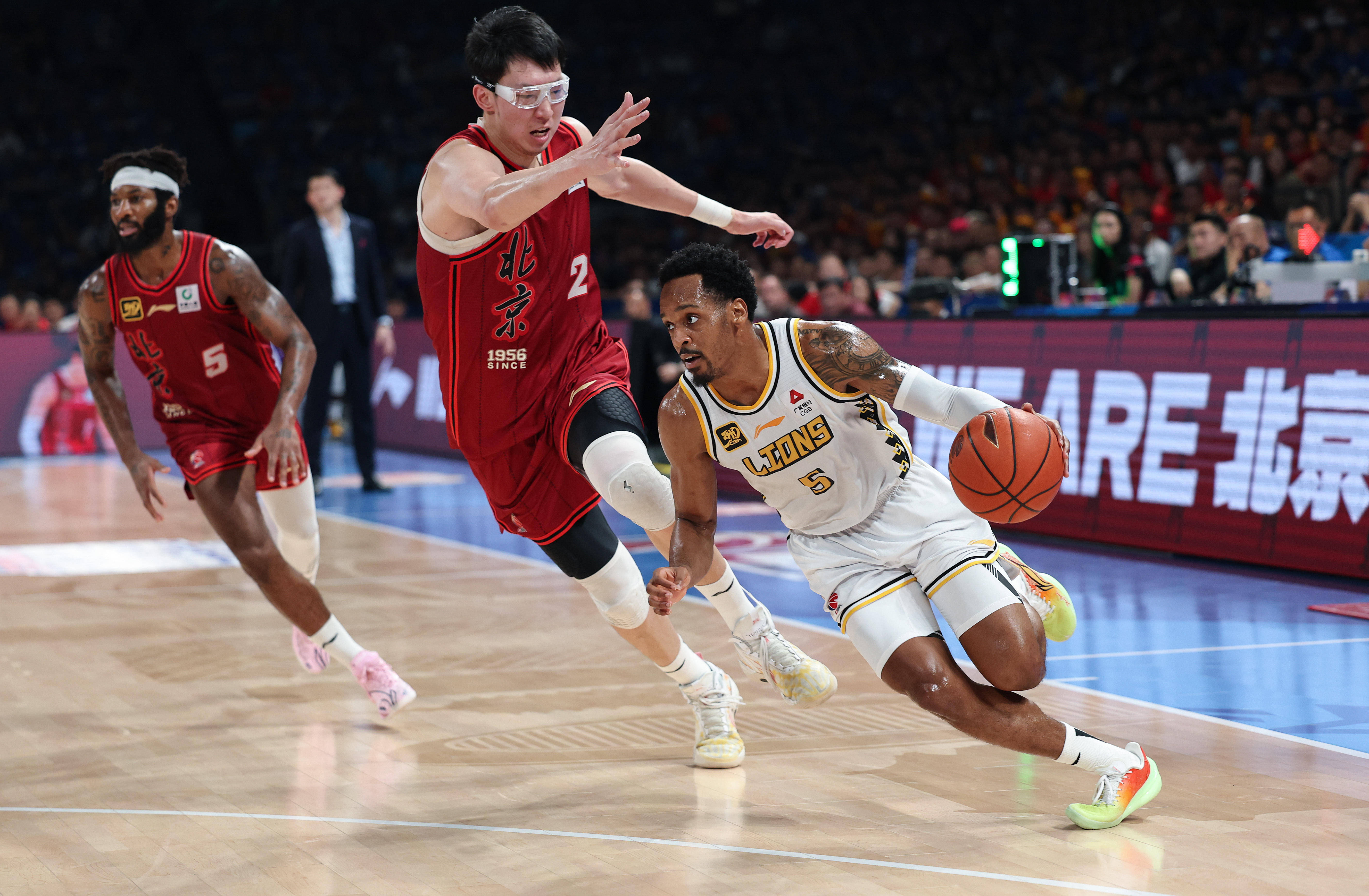 广厦男篮实现逆转,绝佳表现引发球迷狂欢 广厦男篮实现逆转,绝佳表现引发球迷狂欢