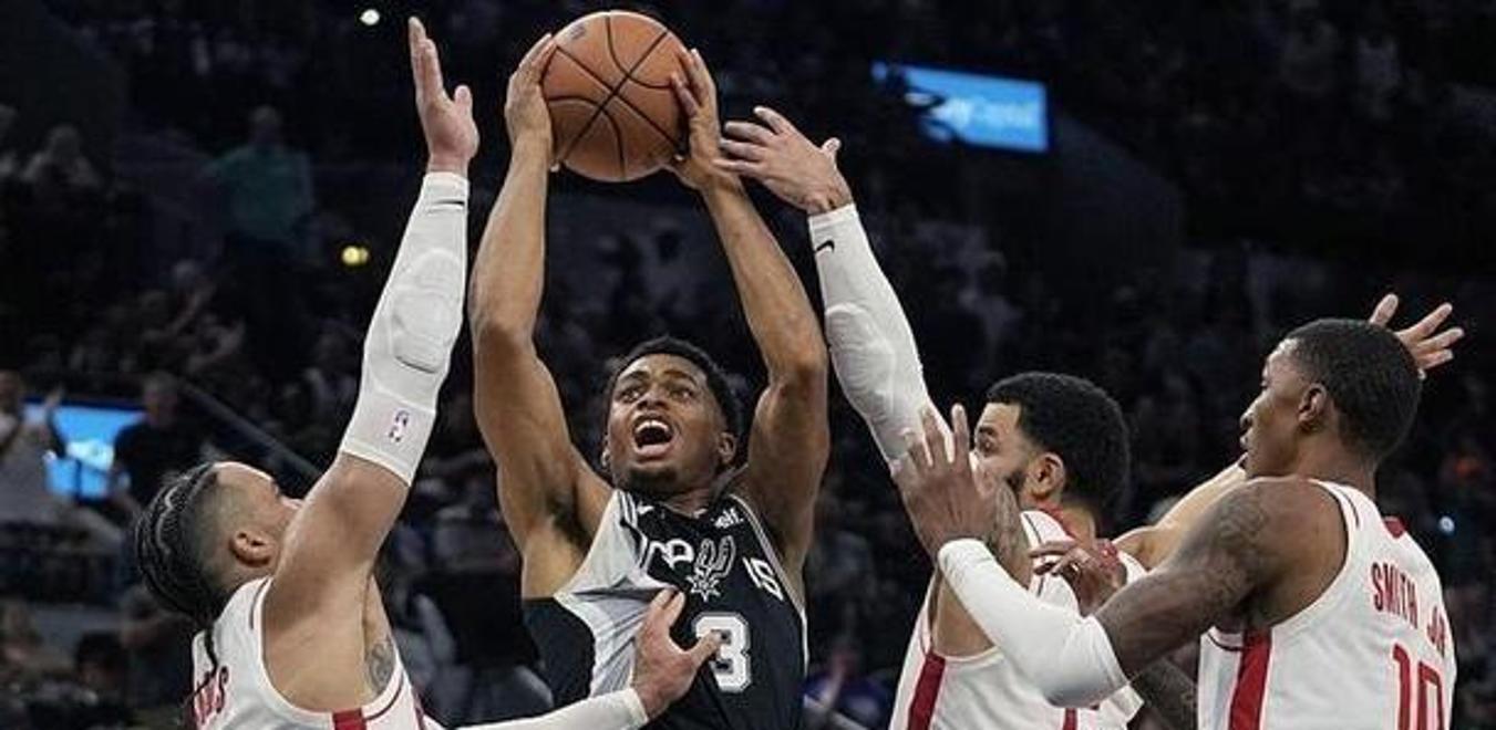 火箭大胜马刺，保持东部领先优势