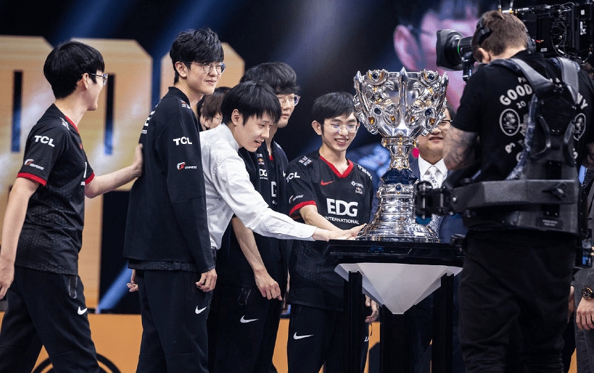 GEN翻盘EG，Meiko关键团战开团秒人峡谷大战成都决赛之夜，点燃全场激情