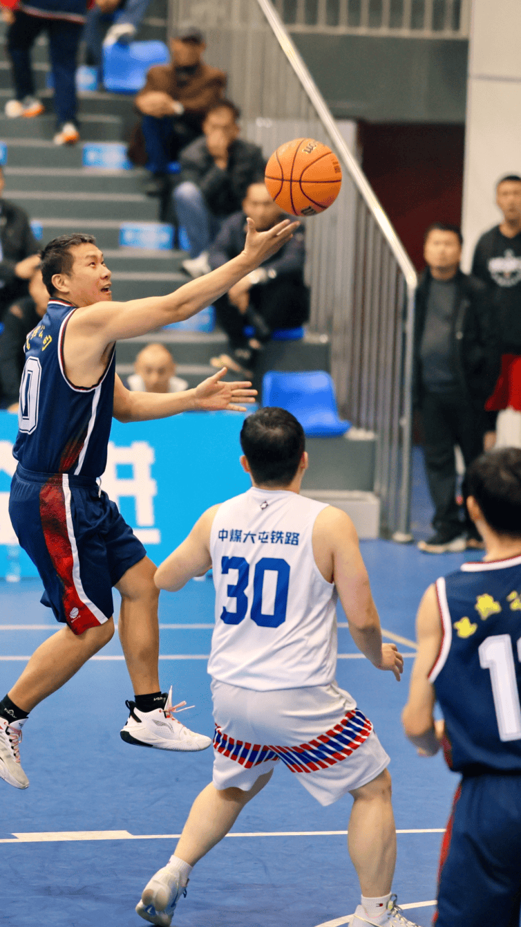 篮球比赛中出现了一些惊人的进球